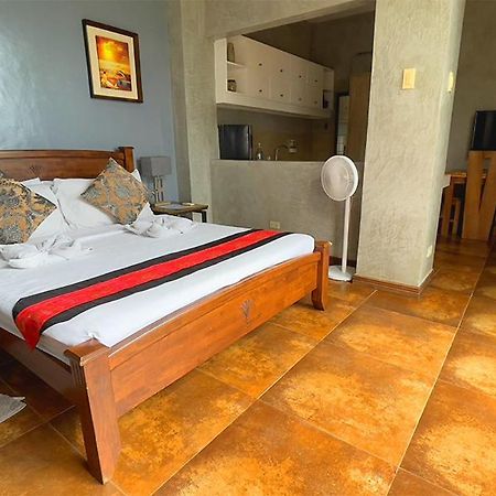 Casa Alegria Bed And Breakfast Tagaytay By Cocotel Tagaytay City Eksteriør bilde